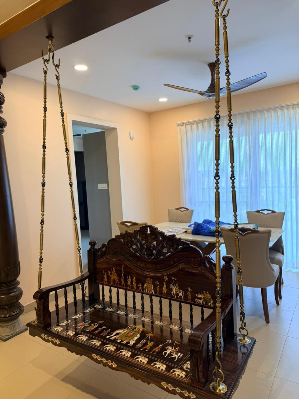 Traditional swing dining room design for premium residences